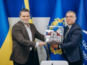 Альберт-Лейзер Фельдман створив і передав Голові Федерації грецьких товариств України Степану Махсмі макет будинку Федерації грецьких товариств України, який залишився в окупованому Маріуполі.